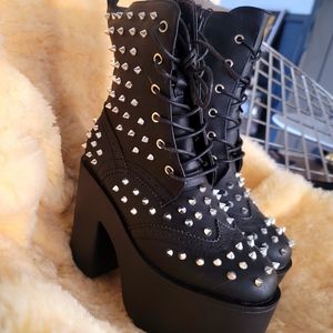 OCHO TOROS platforms